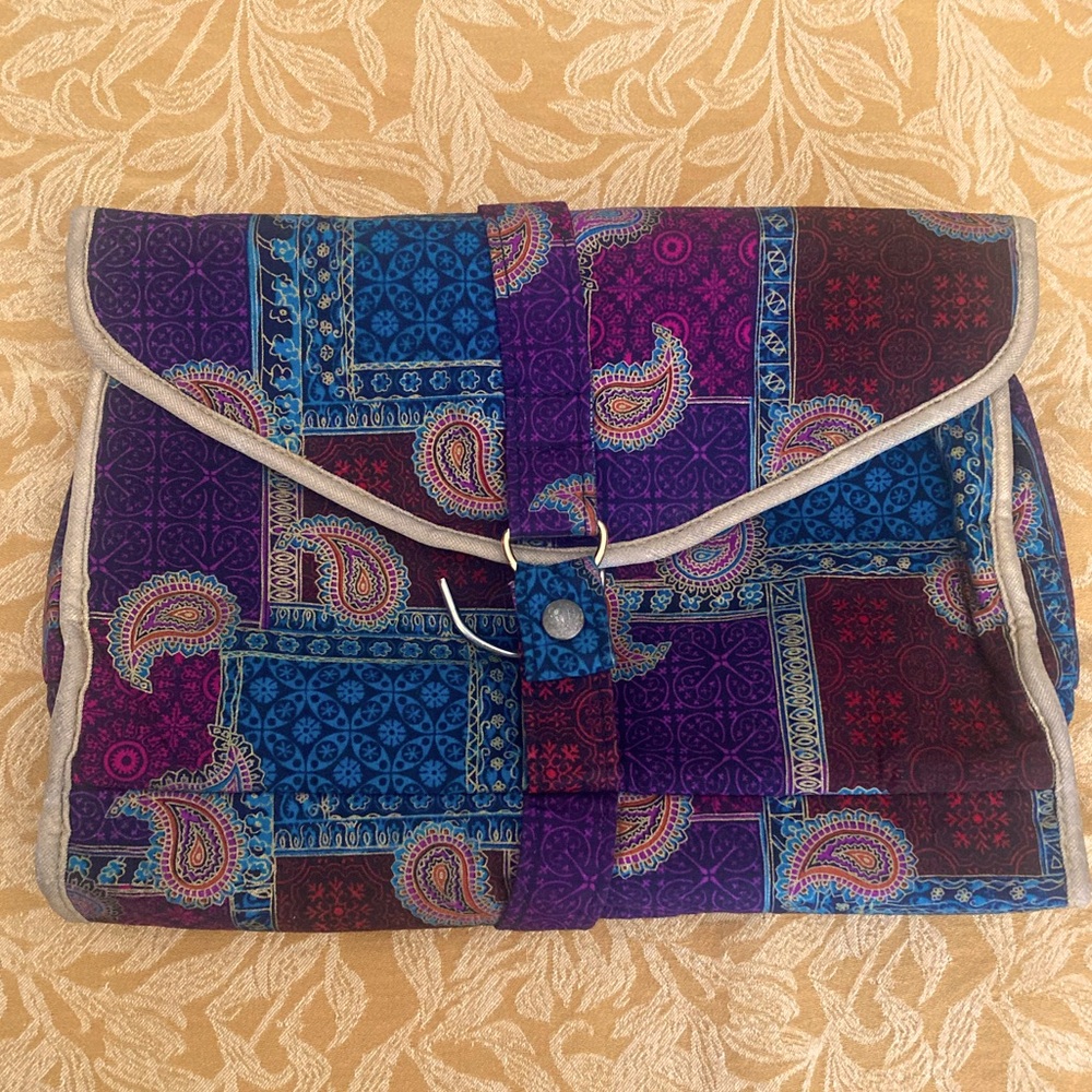 Classy Oscar de la Renta makeup toiletries/travel bag.